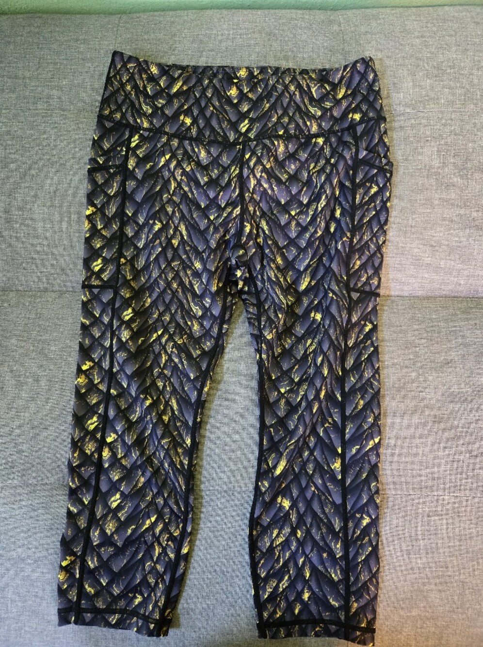 Constantly Varied Gear Black/Gold Dragonscale Print CAPRIS Length Sz Lg
